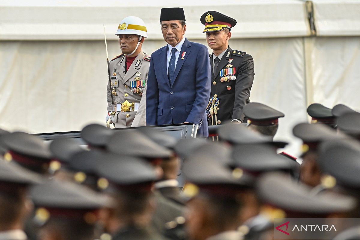 Jokowi minta Polri jadi teladan masyarakat seiring citra yang membaik