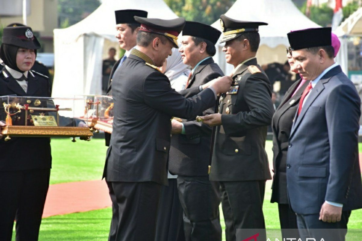 Pangdam II/Swj mendapat penghargaan pin emas dari Kapolri