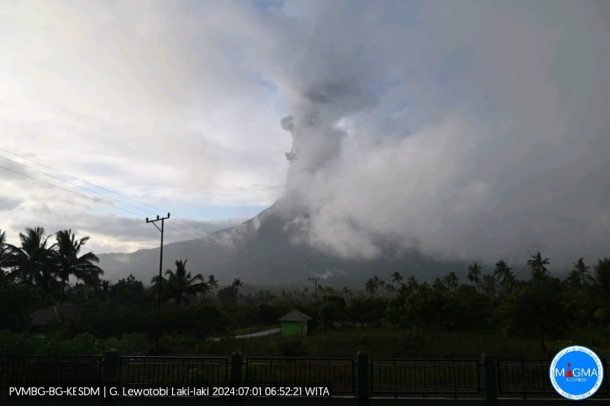 Debu vulkanik Gunung Lewotobi ke arah barat-barat daya