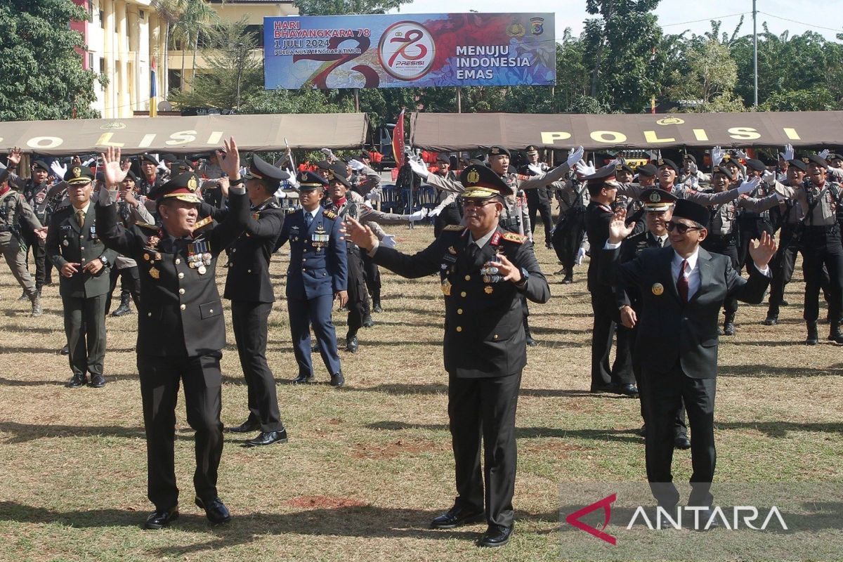 Kapolda NTT bagikan gawai untuk anggota TNI-Polri saat HUT Polri