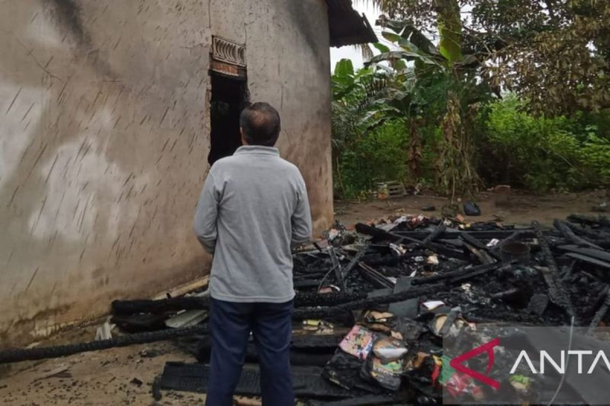 Damkar Bangka berhasil padamkan api bakar rumah warga