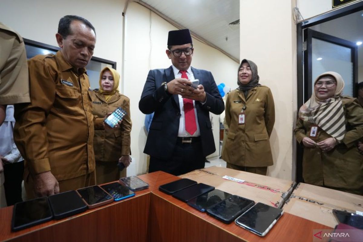 Berantas judi online, Pj Wali Kota Mojokerto periksa lima ponsel ASN