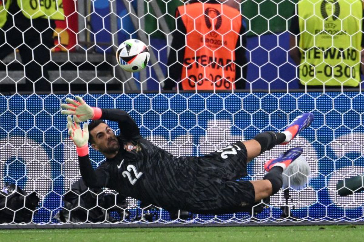 Tiga penalti berhasil ditahan, Diogo Costa jadi pahlawan Portugal saat hadapi Slovenia