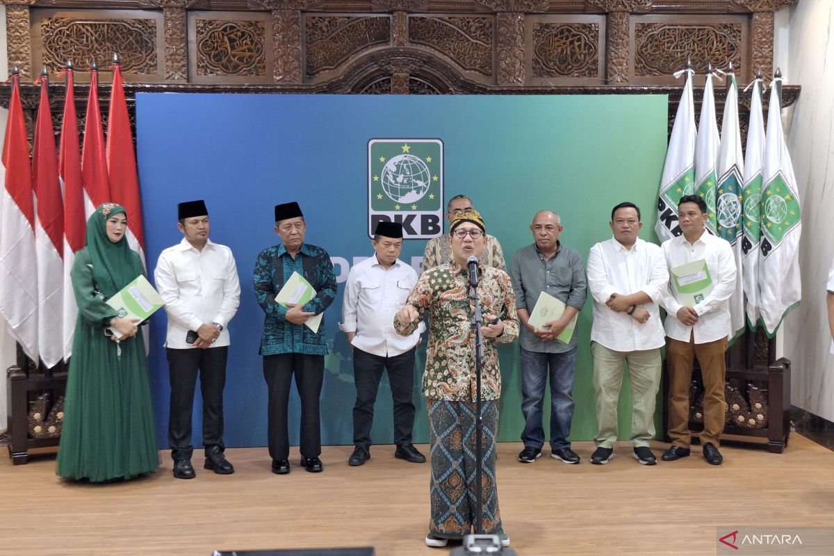 PKB menyerahkan rekomendasi kepada empat calon kepala daerah