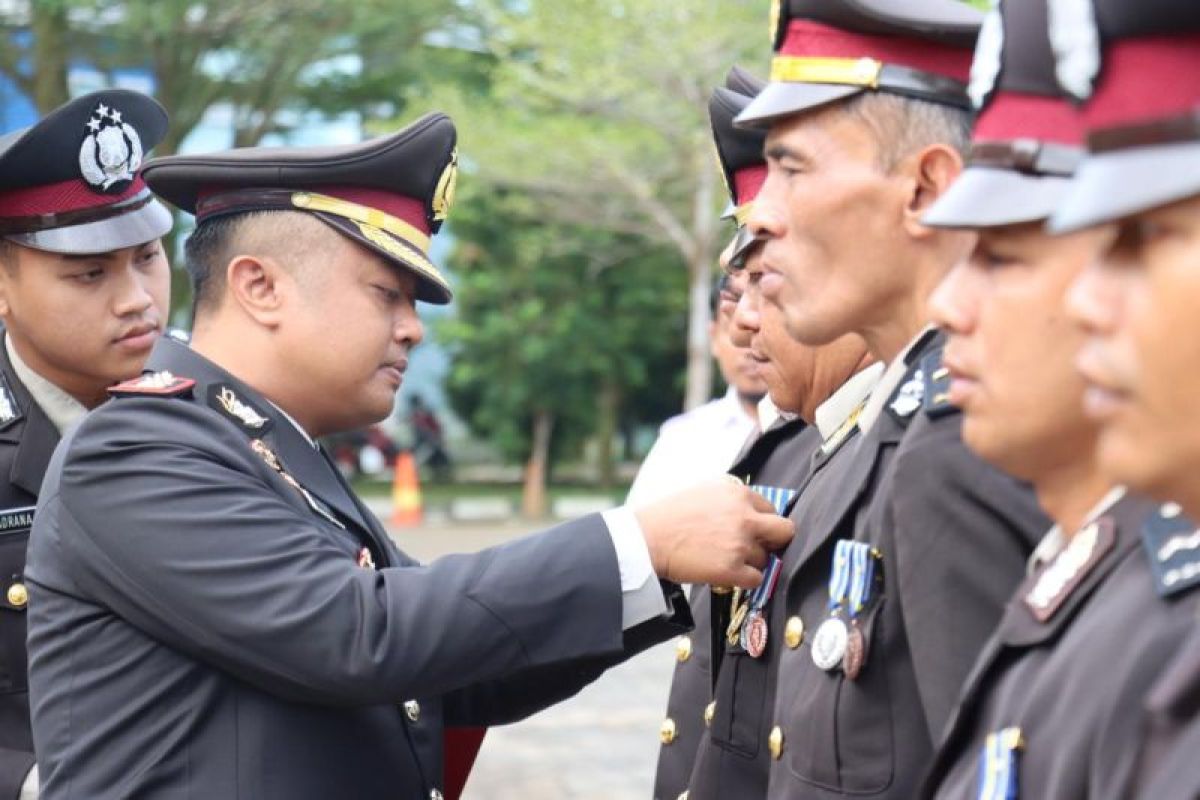 Tujuh personel Polres Kubu Raya menerima tanda kehormatan