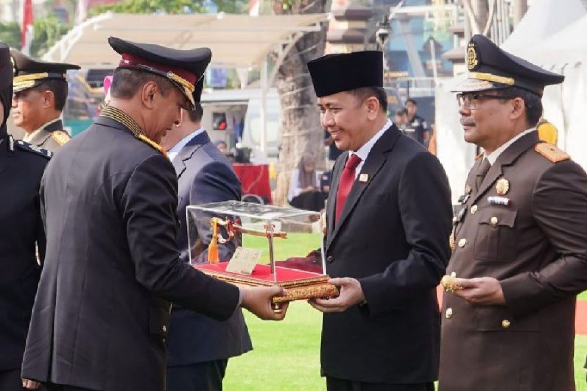 Pj Gubernur Sumut terima piagam dan pin emas  dari Kapolri