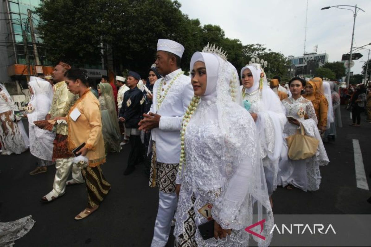 330 pasangan di Surabaya ikuti kirab isbat nikah massal