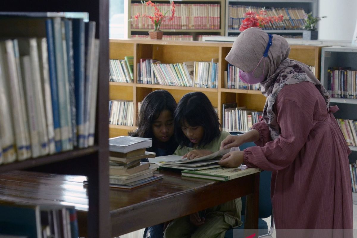 Mengisi libur sekolah di perpustakaan