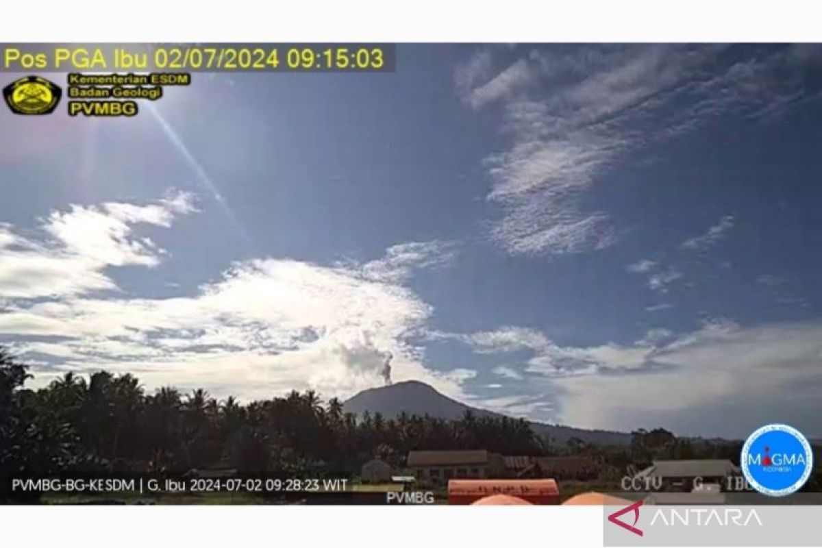 Gunung Ibu kembali erupsi muntahkan abu vulkanik 600 meter pagi ini