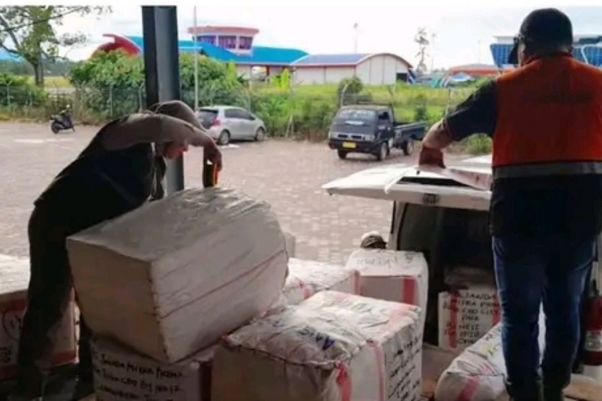 Petugas Karantina periksa 887 kilogram kayu gaharu dari Timika tujuan Jakarta