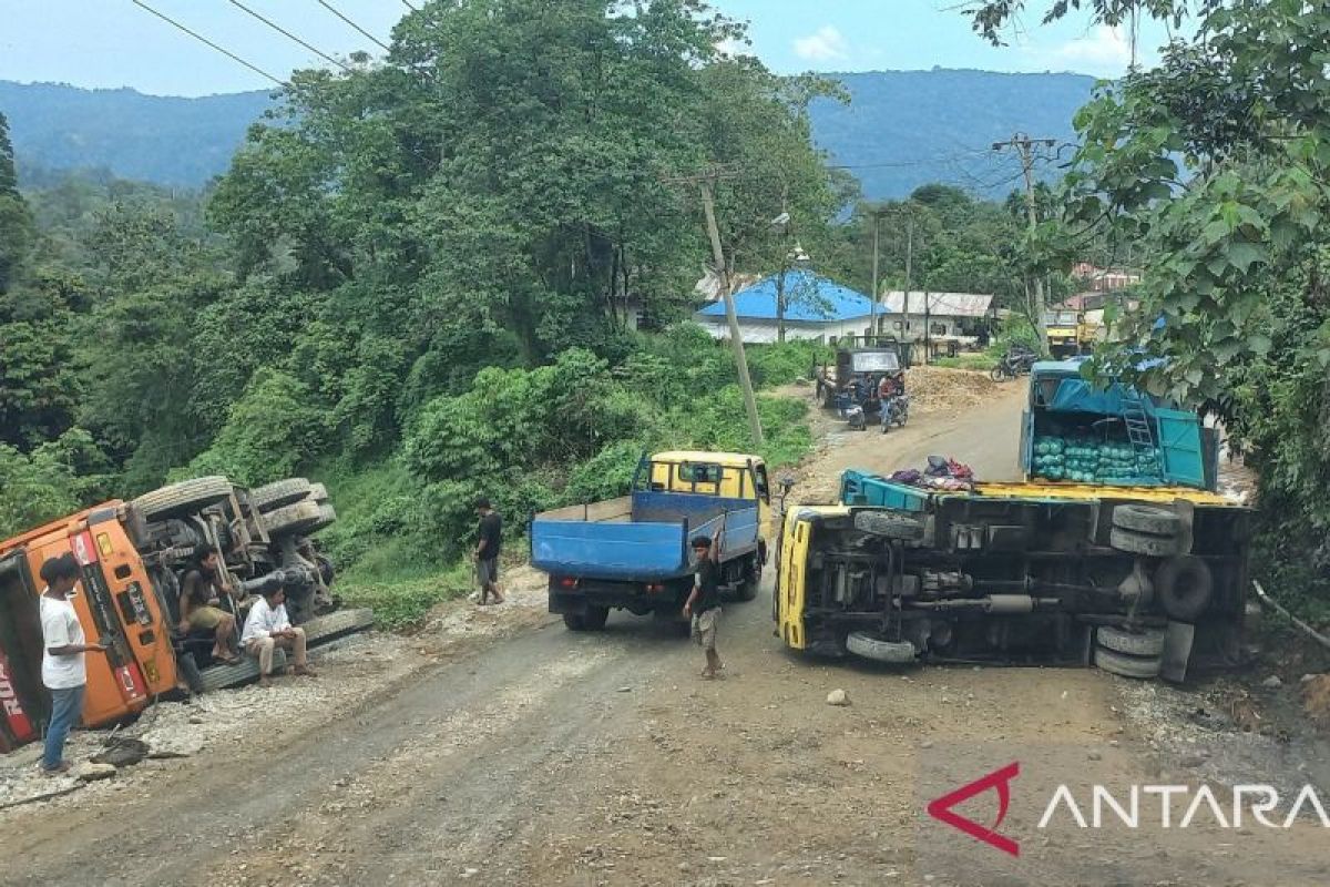 Kerikil penghalang jalan trans Sumatera itu di Batu Jomba