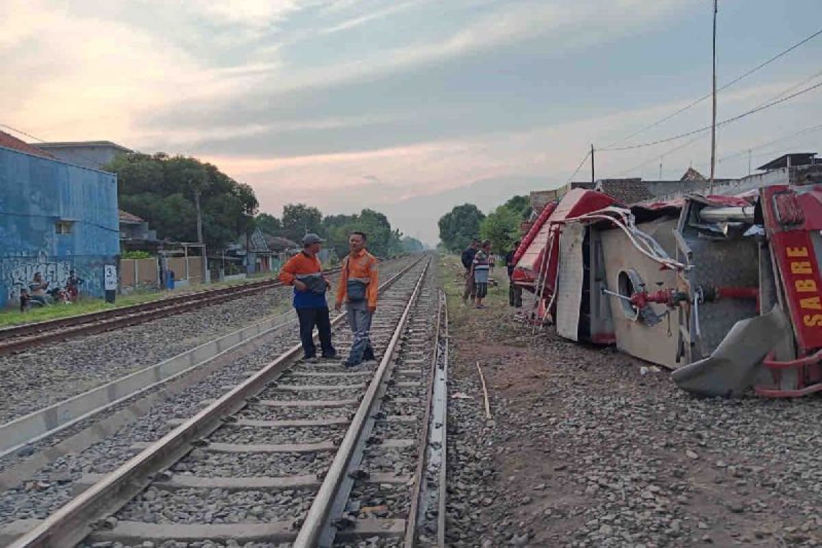 KAI ingatkan prioritas kendaraan usai lokomotif tertabrak mobil Damkar