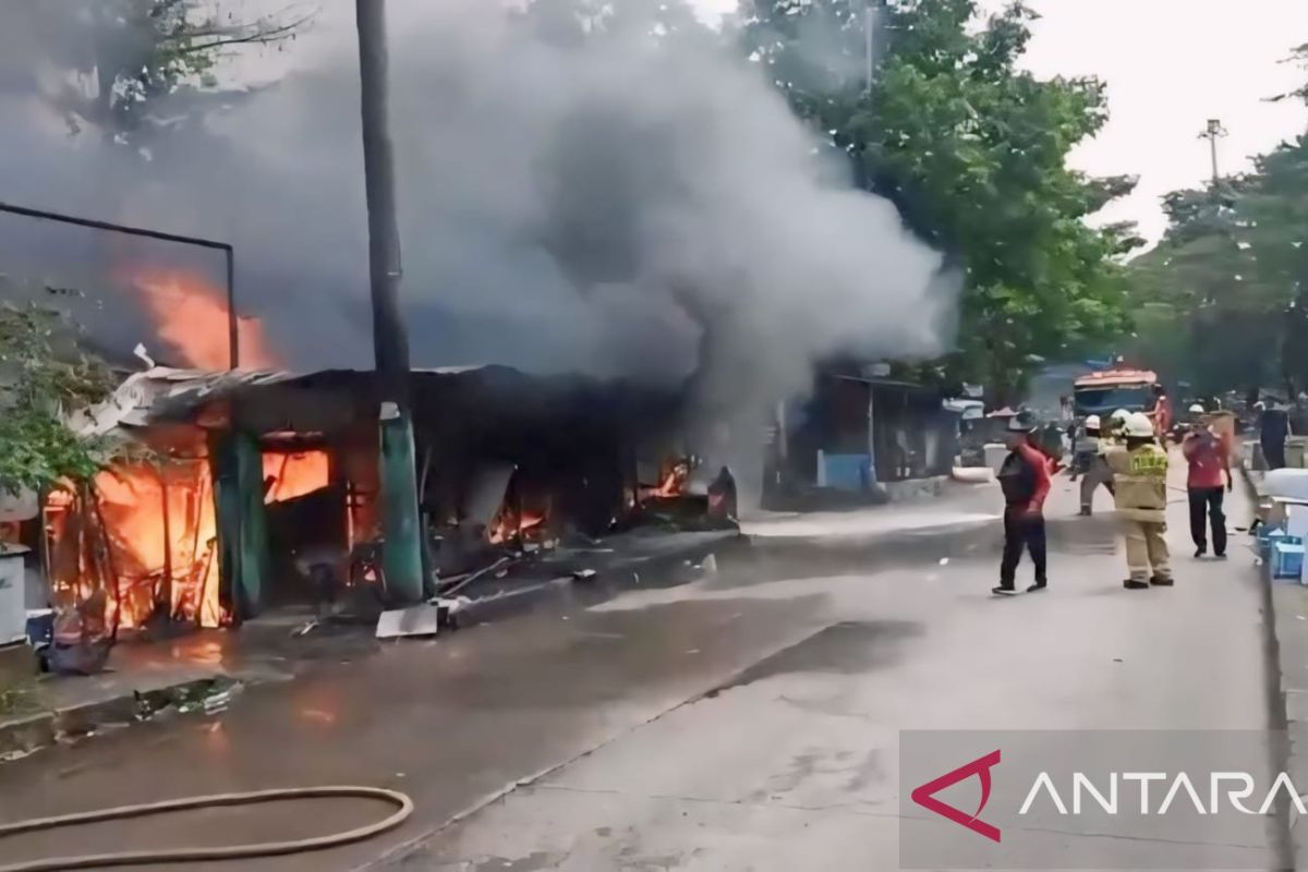 Enam kios di kawasan Terminal Kampung Rambutan hangus terbakar 