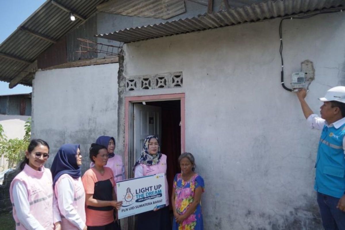 Bantu perempuan rentan, srikandi PLN listriki rumah Asnida