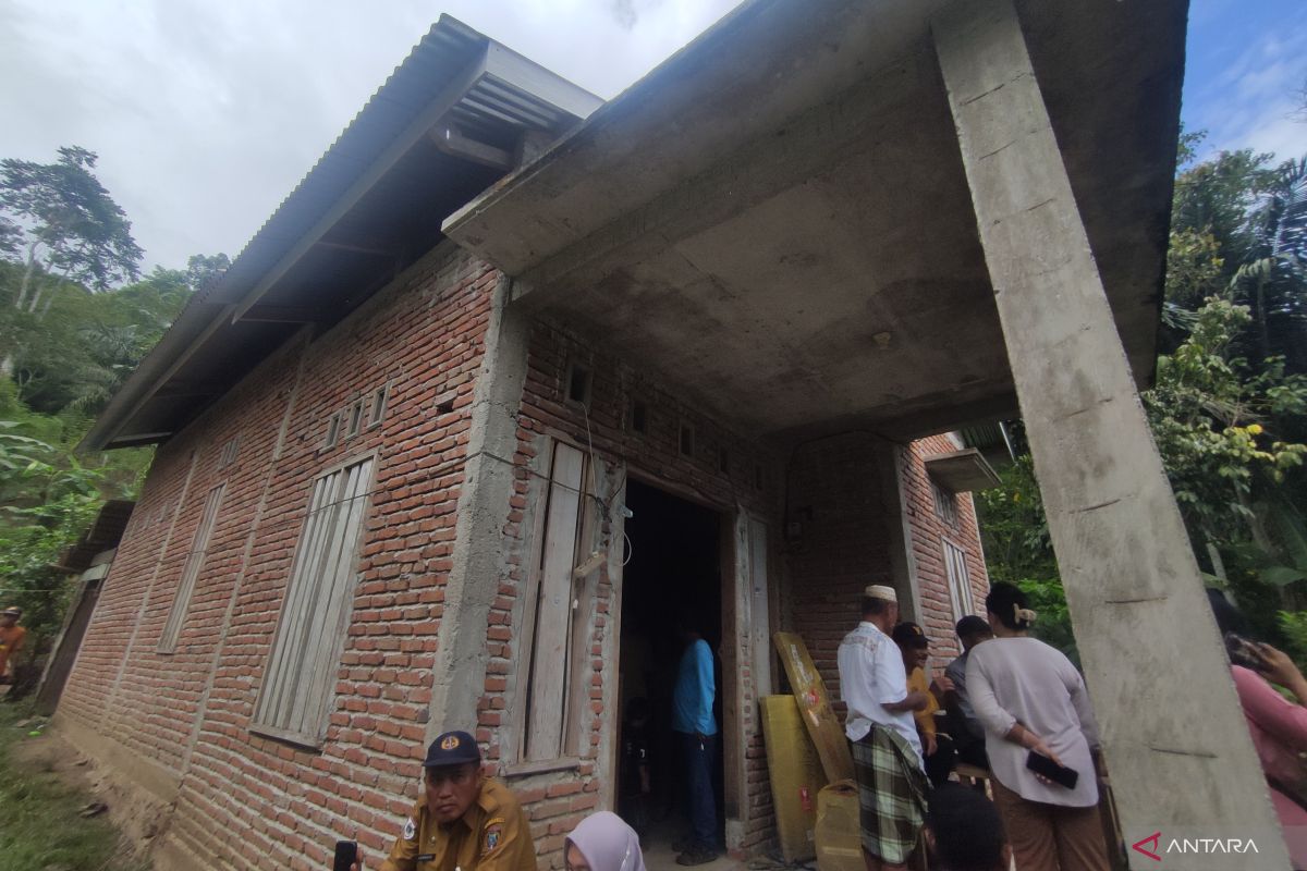 Kemensos beli rumah untuk janda tiga anak yang hidup di tebing di Polman Sulawesi Barat