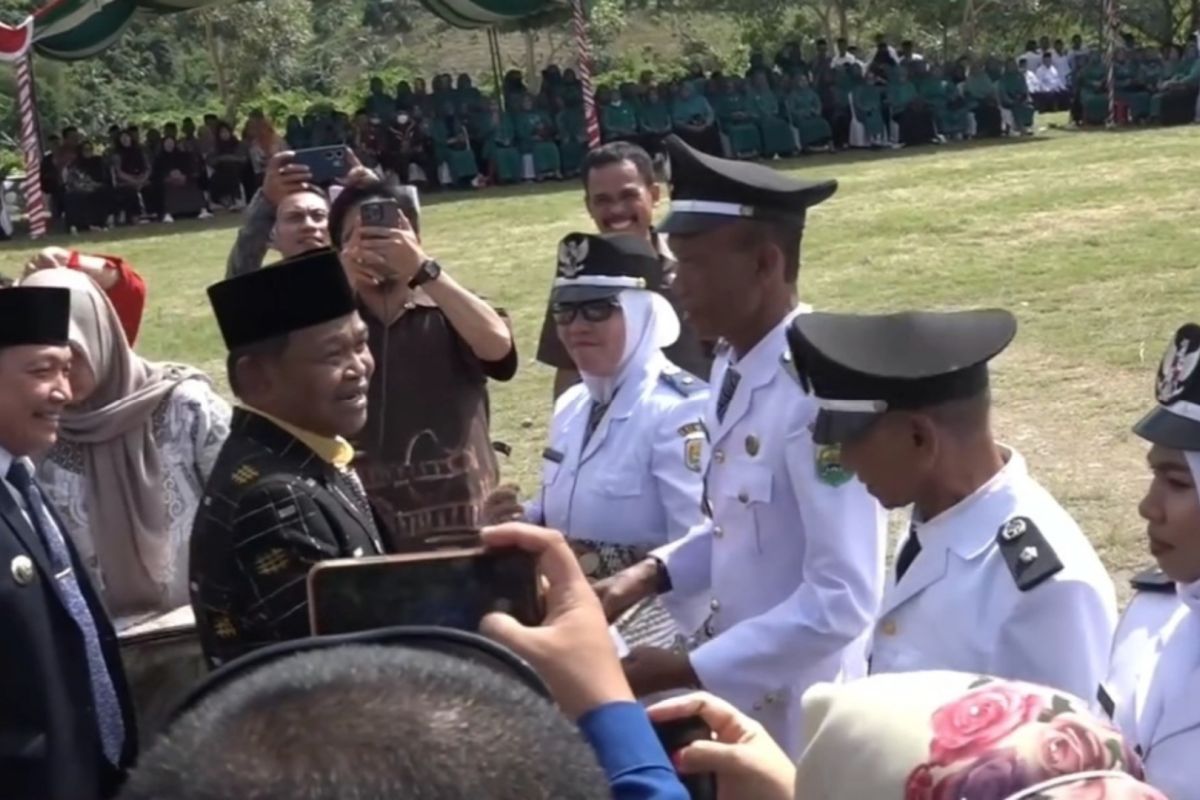 Buol serahkan SK perpanjangan jabatan kades jadi delapan tahun