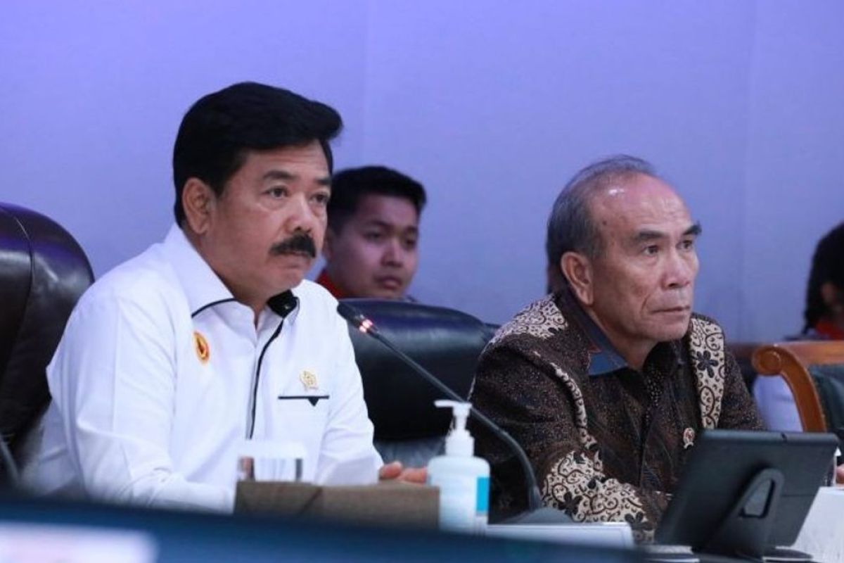 Menko Polhukam Hadi Tjahjanto tinjau pusat kendali sistem pemantauan data di BSSN