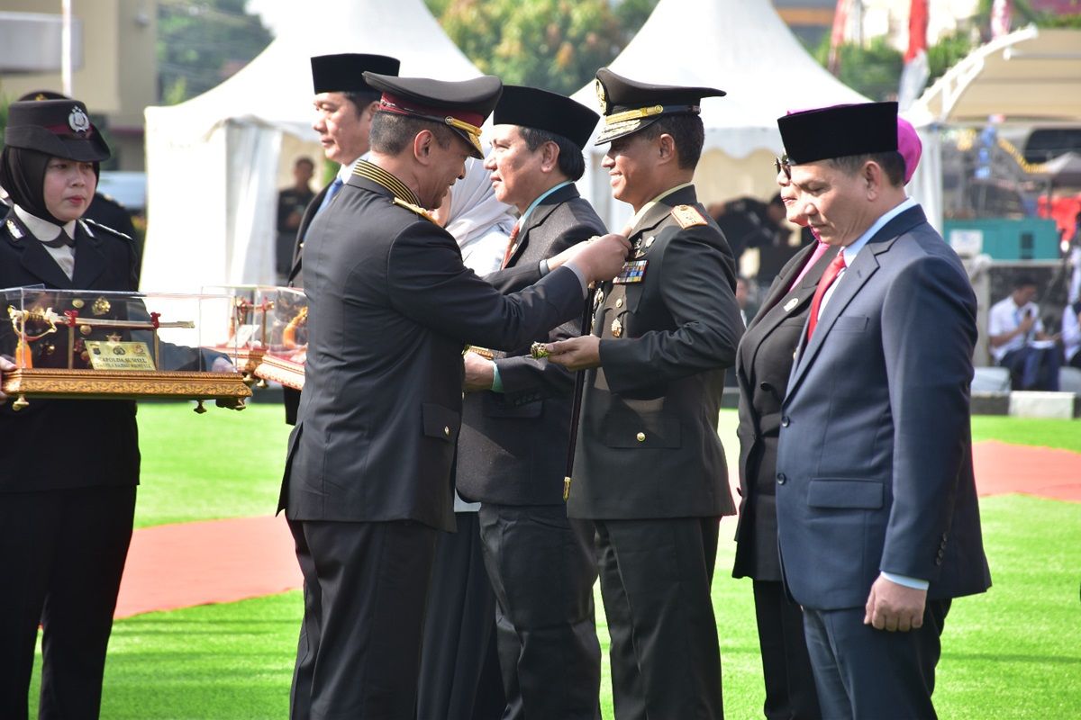 Pj Bupati Muara Enim mendapat pin emas  Kapolri