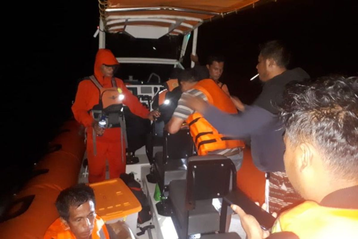 Basarnas evakuasi empat orang kecelakaan kapal di Perairan Wakatobi