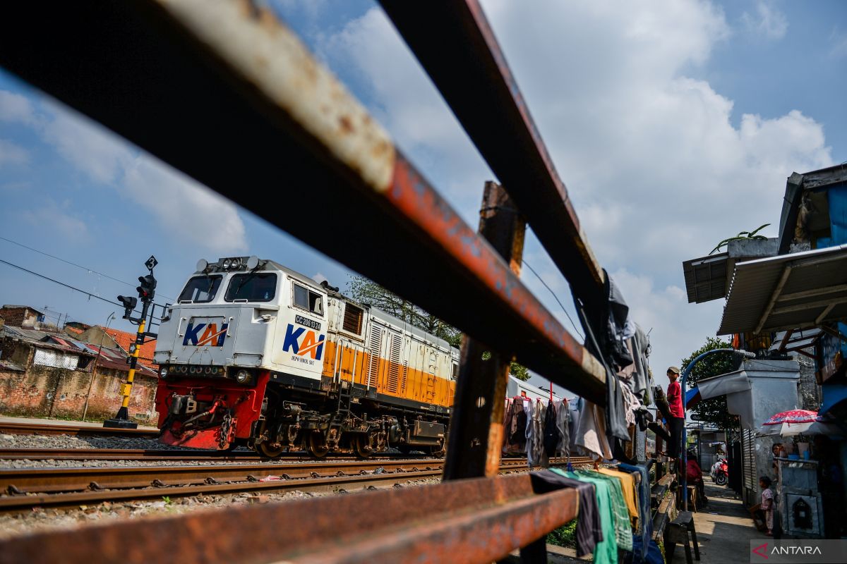 Perjalanan 11 kereta api sempat terganggu akibat gempa Bandung