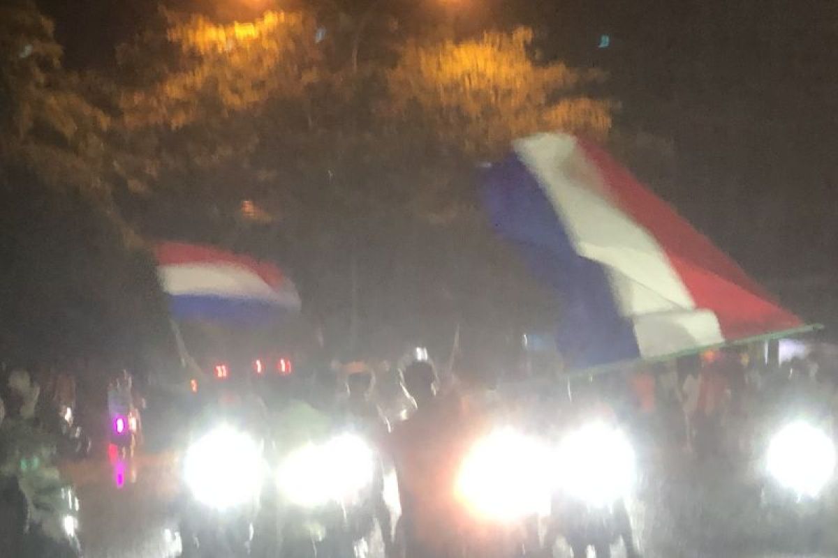 Polsek Teluk  Ambon lakukan penyekatan lalu lintas saat konvoi Belanda