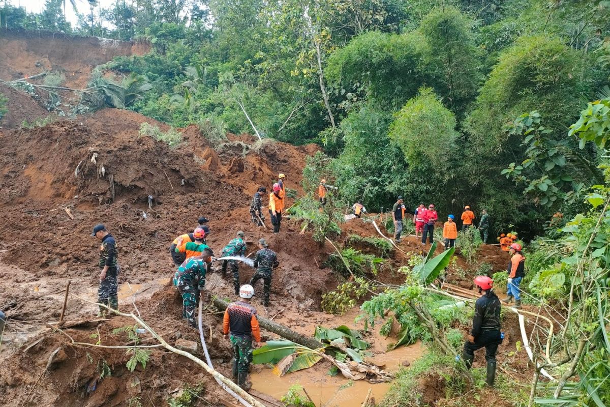 BPBD Blitar masih cari satu korban longsor