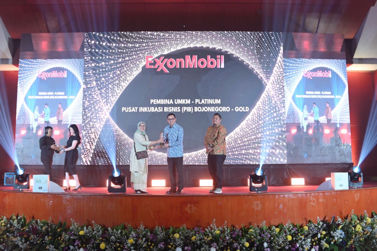 Pelaku usaha mikro Bojonegoro terima penghargaan UMKM Award 2024