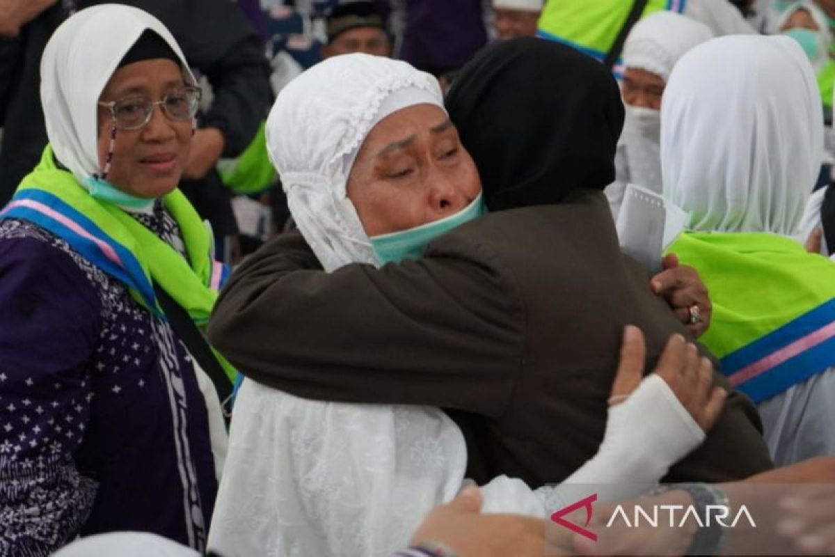 Kepulangan seorang haji Kloter 9  Debarkasi Medan ditunda karena sakit