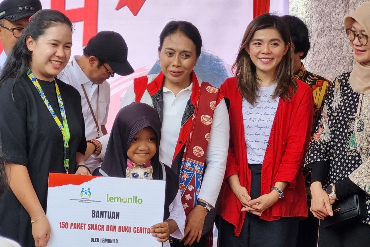 Minister Puspayoga hands over aid for children in Greater Jakarta