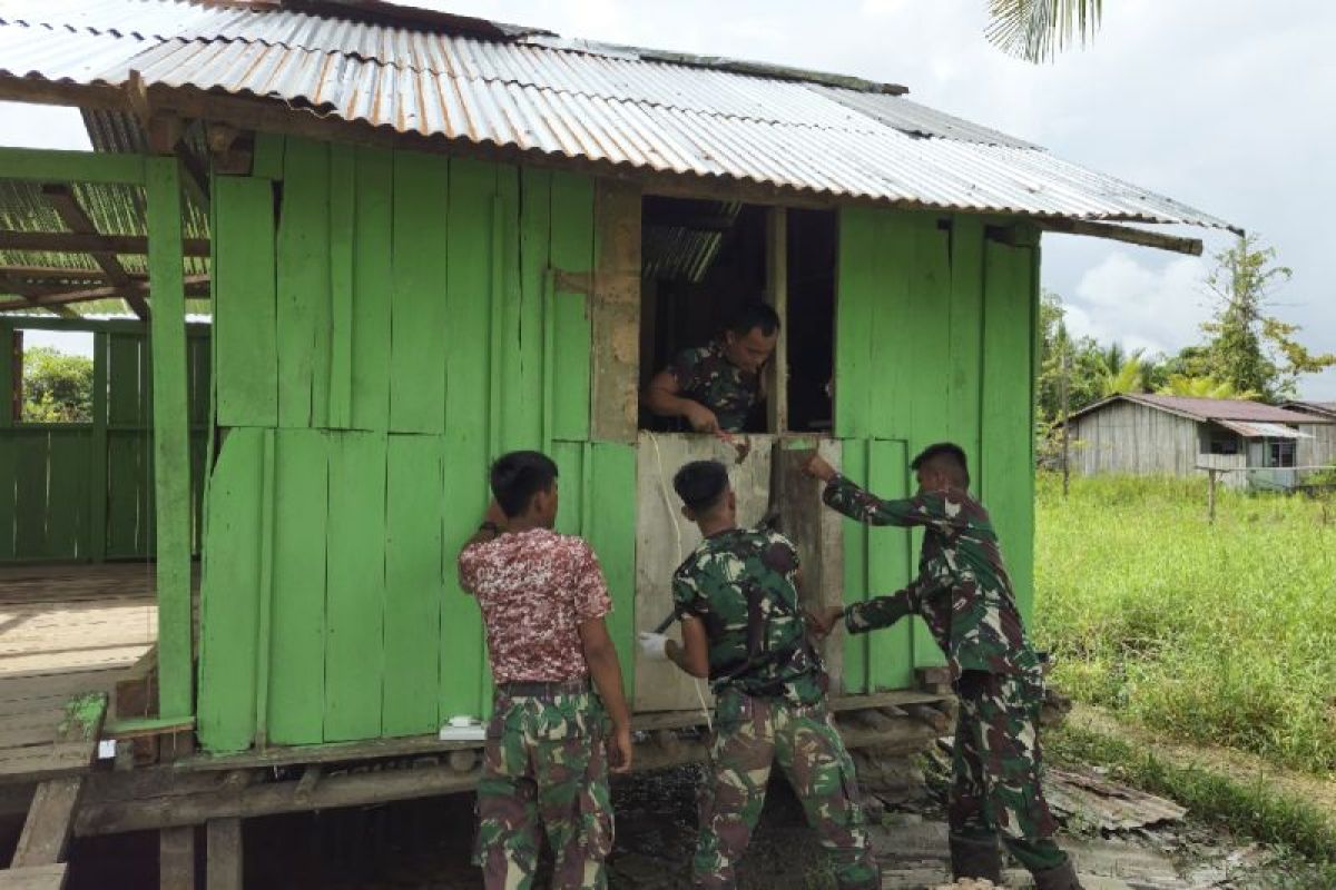 Satgas Yonif 122/TS perbaiki rumah warga perbatasan RI-PNG