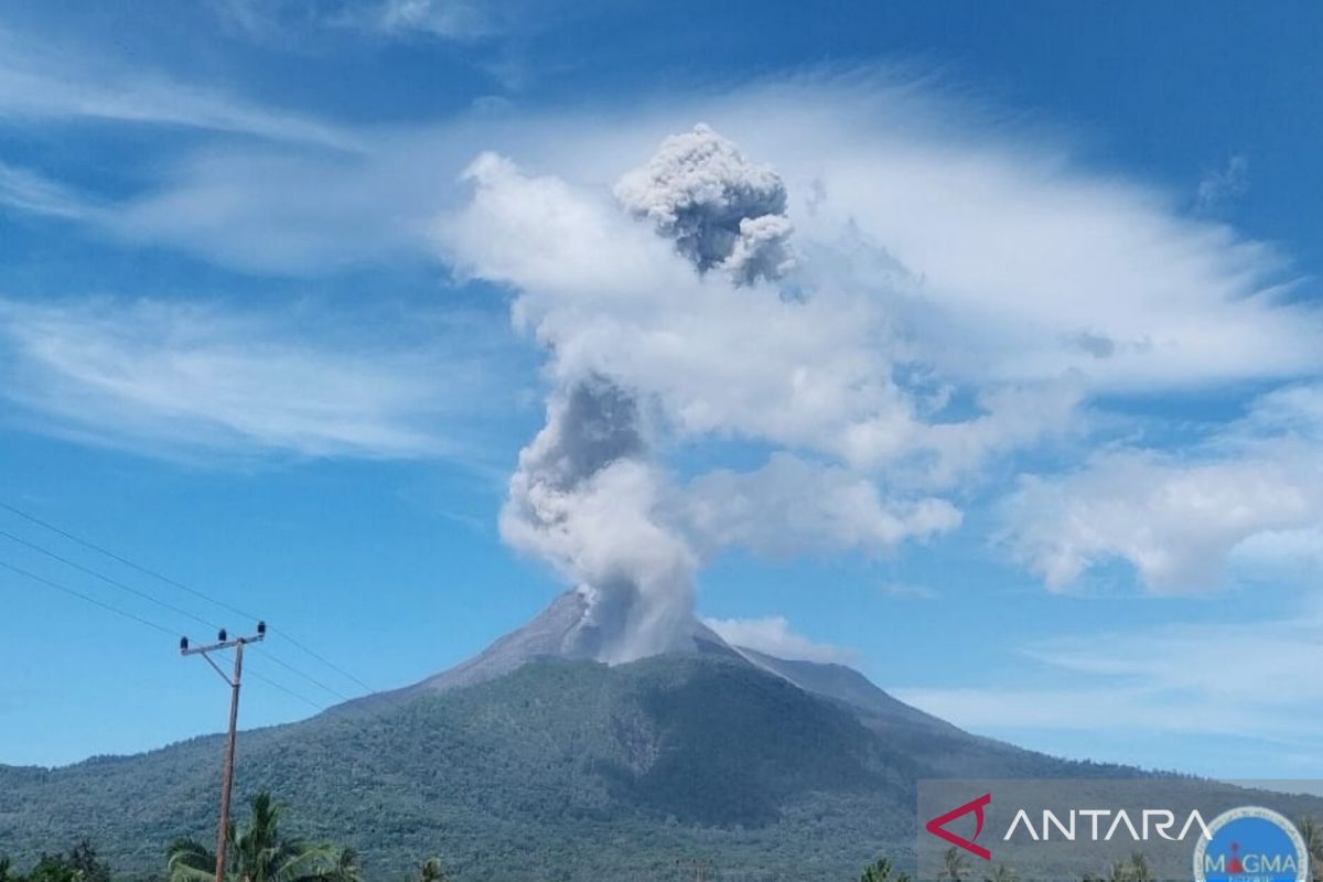 Gunung Lewotobi Laki-laki tiga kali erupsi pada Rabu siang