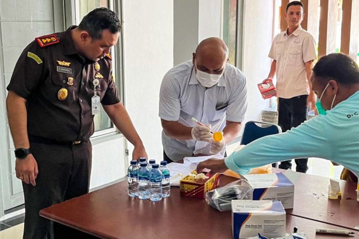 63 pegawai Kejari Natuna jalani pemeriksaan urine
