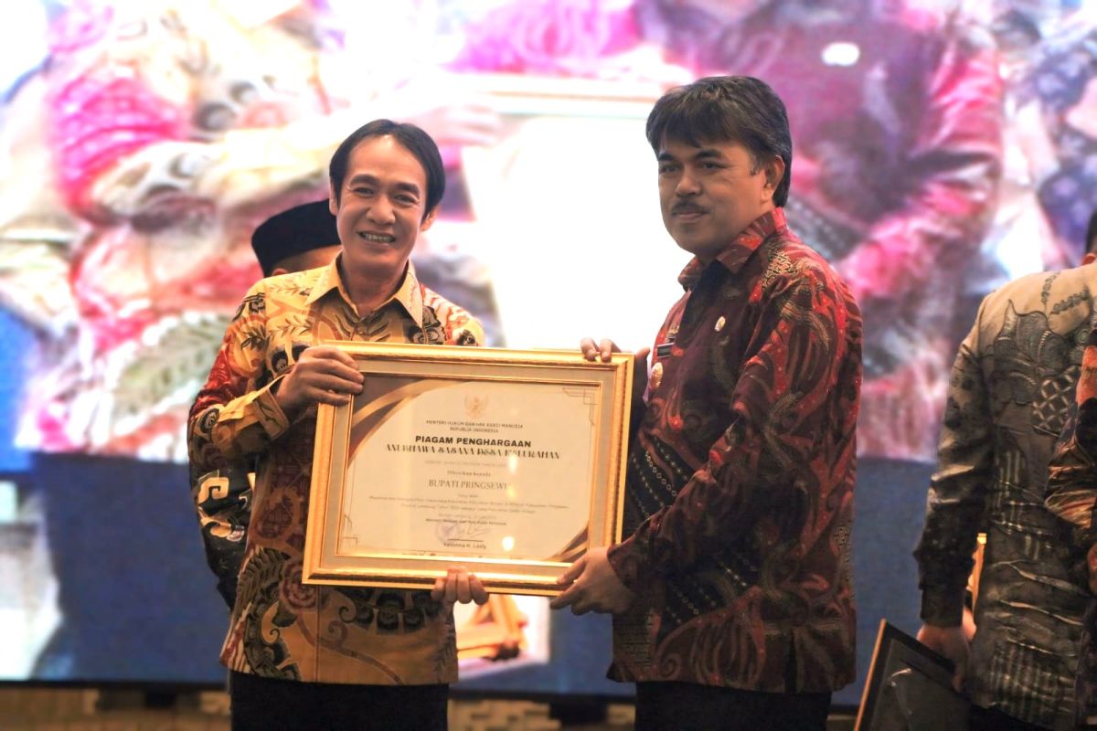 Pj Bupati Pringsewu terima penghargaan Anubhawa Sasana Desa/Kelurahan Provinsi Lampung 2024