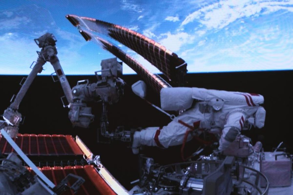 Astronaut Shenzhou-18 lakukan persiapan spacewalk kedua