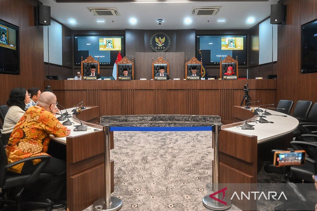 DKPP Berhentikan Ketua KPU Hasyim Asyari - ANTARA News