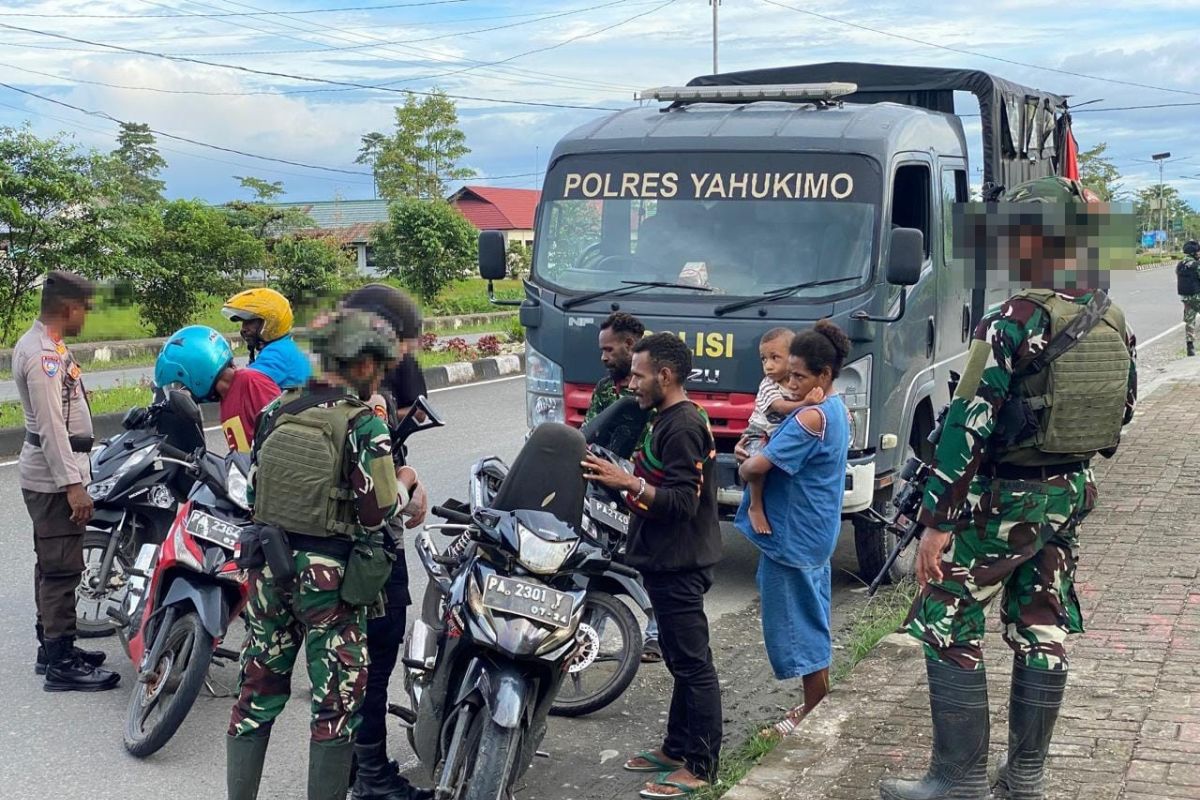 Satgas Koops TNI Habema  ajak masyarakat Sokamu adakan patroli gabungan