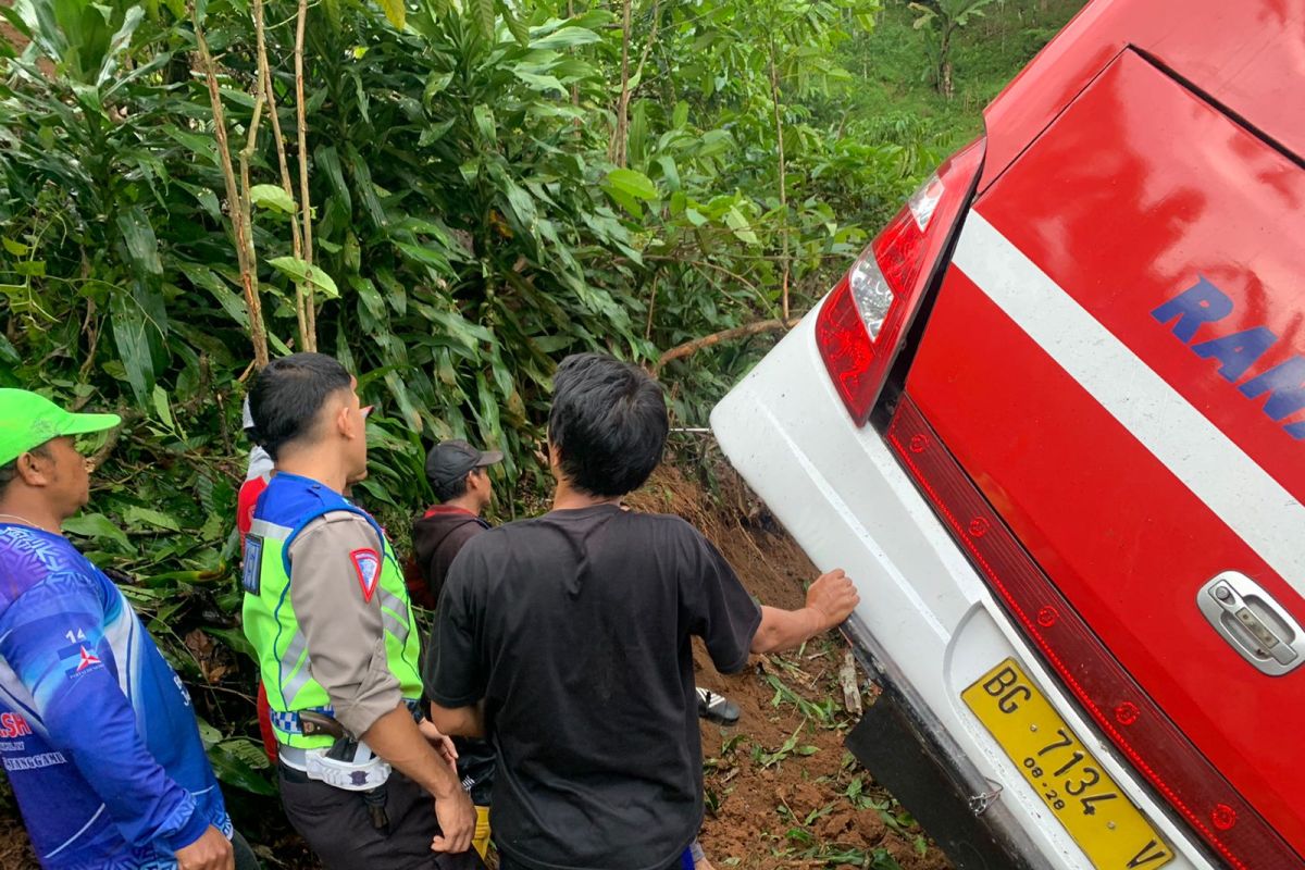 Polisi evakuasi korban kecelakaan bus masuk jurang di Lampung Barat