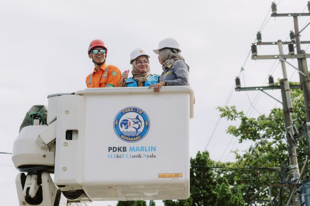 FOTO - Wabup Kotim coba peralatan canggih PLN pelihara listrik tanpa padam