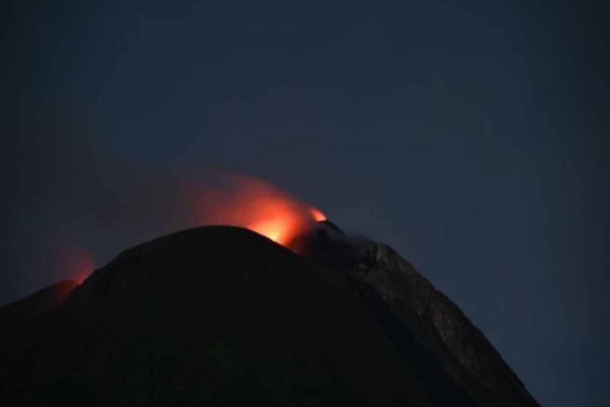 Petugas sebut erupsi di puncak Ile Lewotolok masih berlangsung