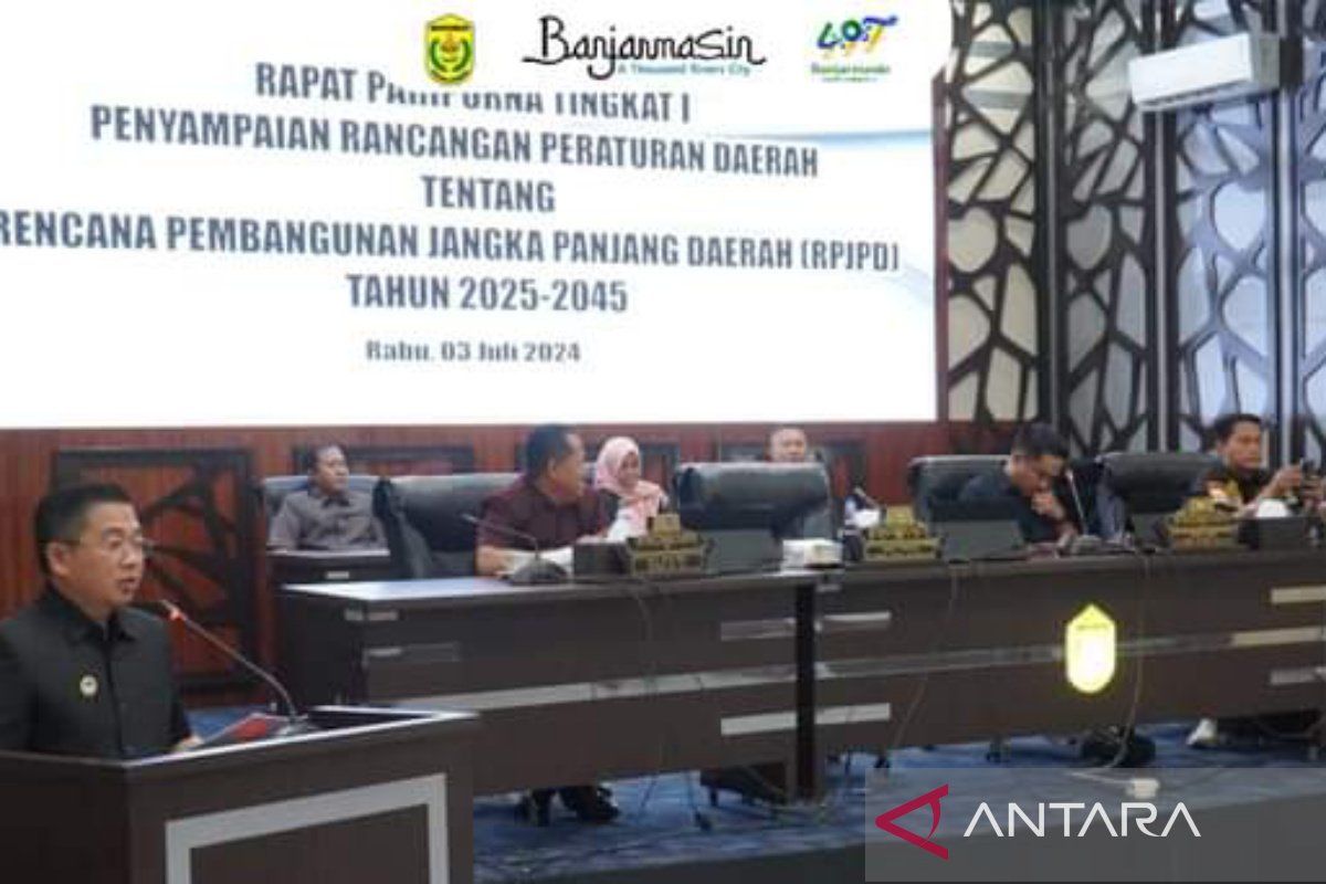 DPRD Banjarmasin terima Raperda RPJPD 2025-2045