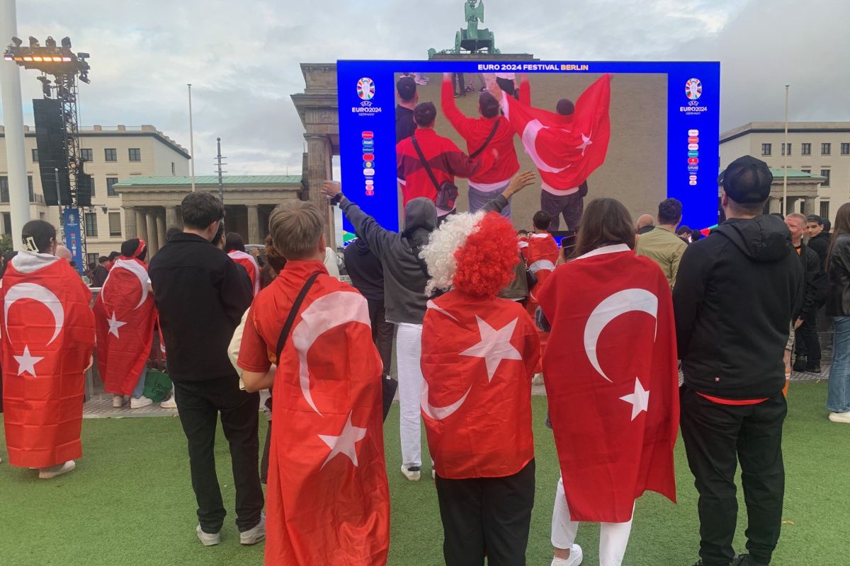 Para suporter berpesta pora selebrasi kemenangan Turki lawan Austria