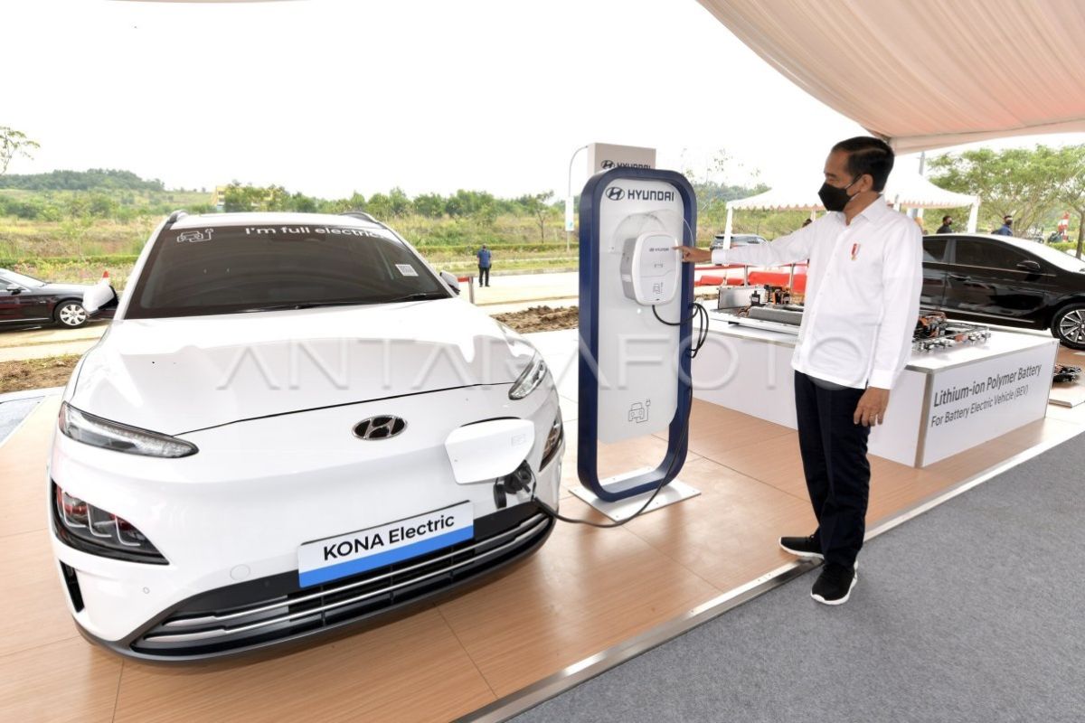 Resmikan pabrik baterai EV, Presiden Jokowi tandatangani mobil Kona Electric