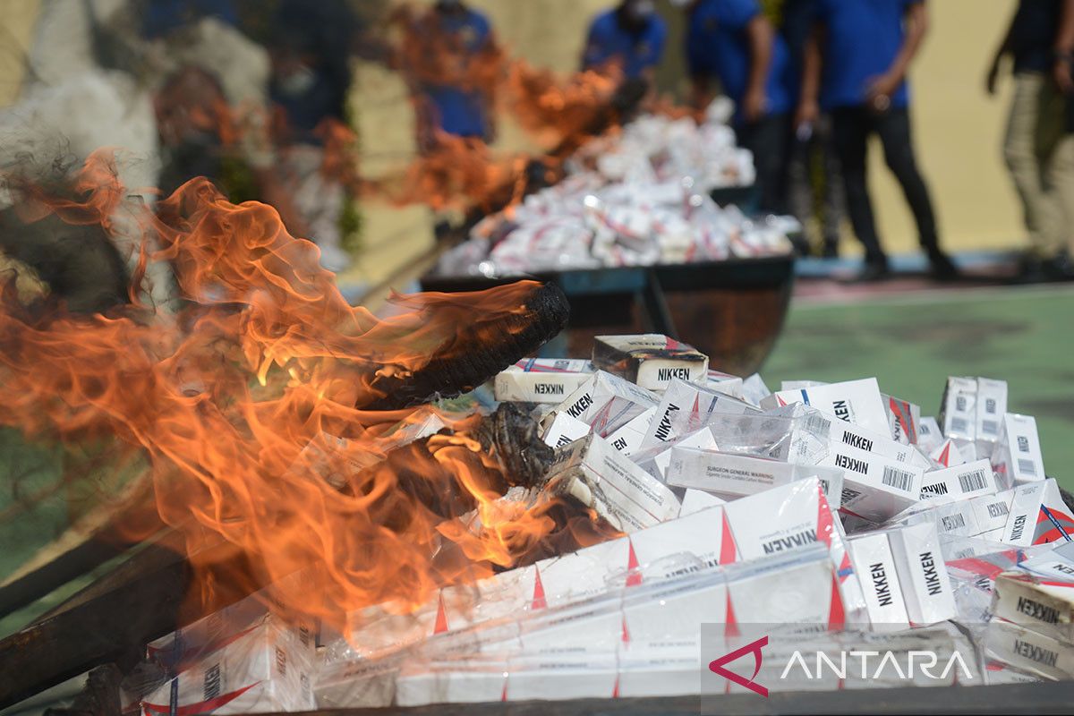 FOTO - Pemusnahan rokok impor ilegal di Aceh