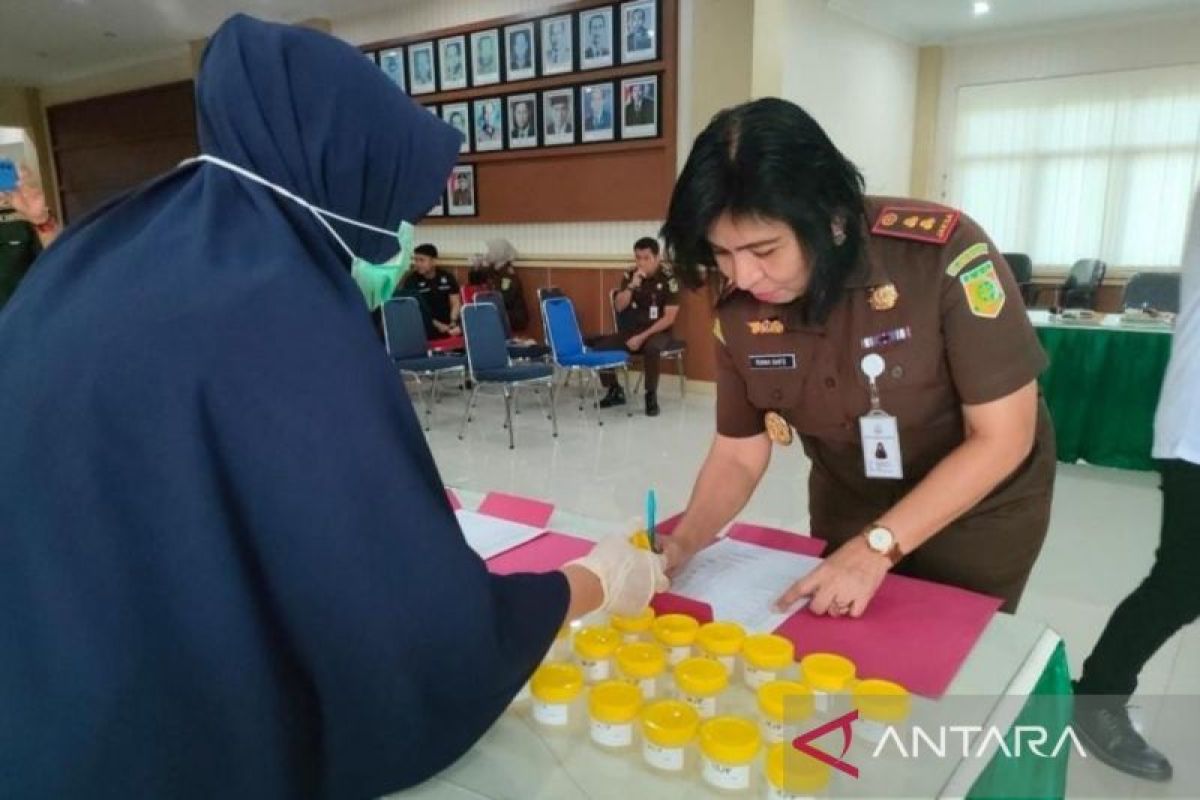 Puluhan pegawai Kejari Bangka Selatan lakukan tes urin