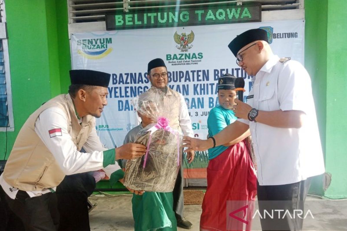 Peserta khitanan massal Baznas Belitung dapat peralatan sekolah