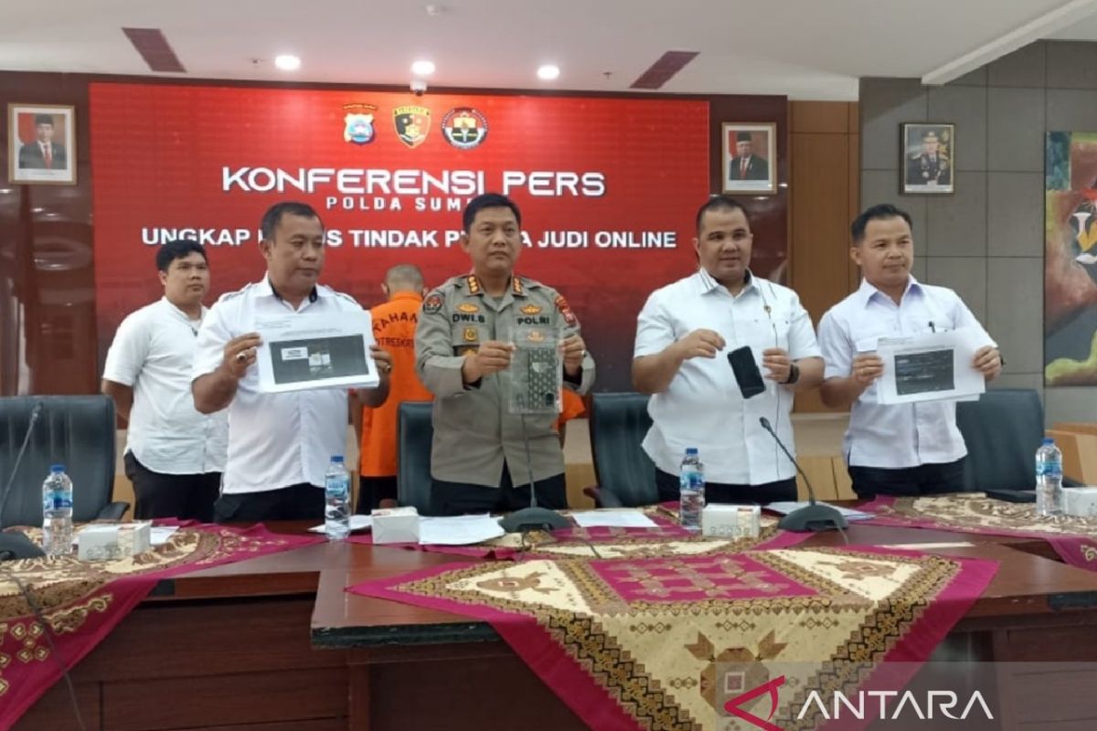 Polda Sumbar tangkap dua pemuda karena promosikan judi online