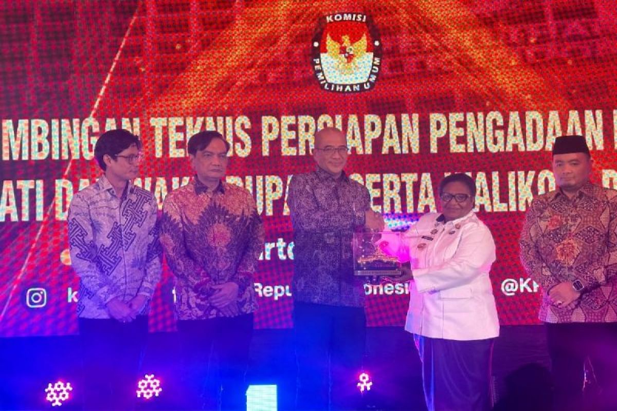 Pemprov Papua Tengah terima penghargaan KPU terkait pemilu