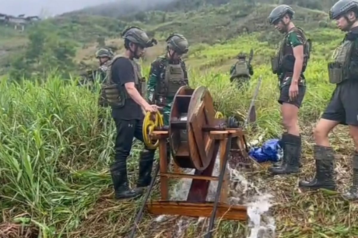 Koops TNI Habema membangun PLTA di Mapenduma