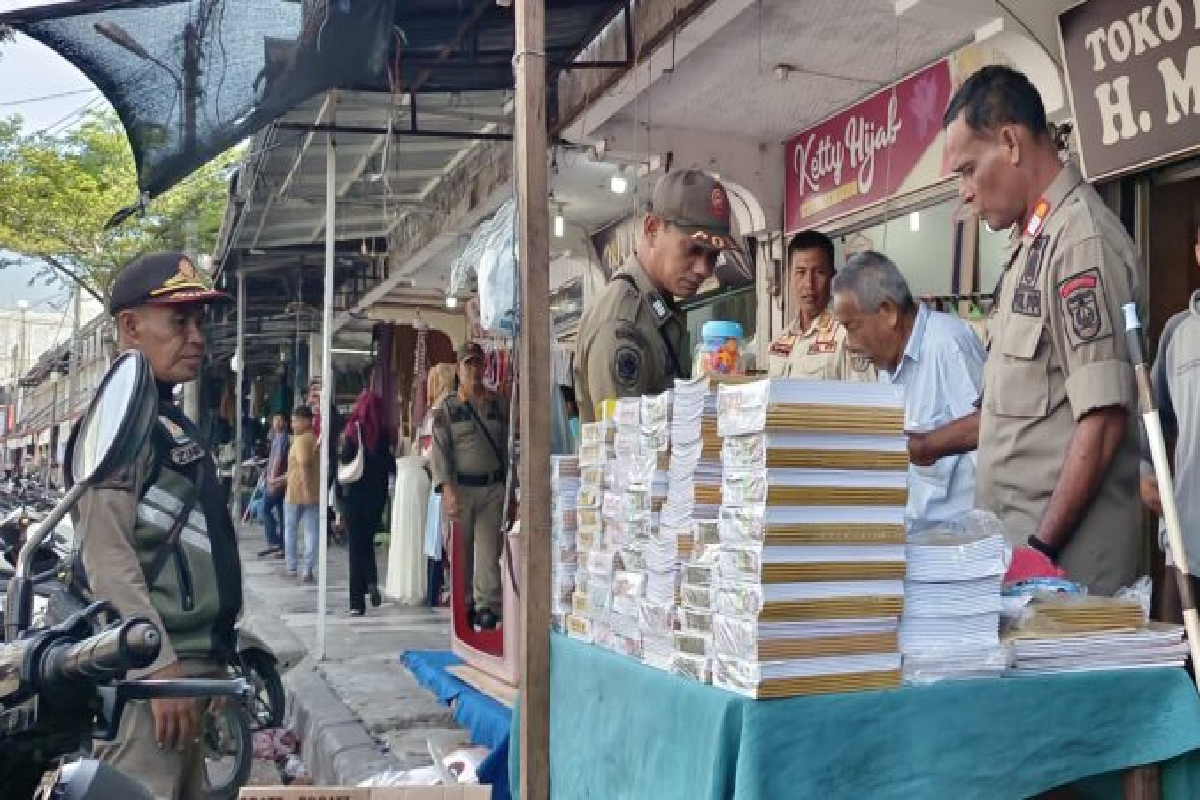 Satpol PP ingatkan pedagang kebutuhan sekolah di Banda Aceh tak berjualan di trotoar