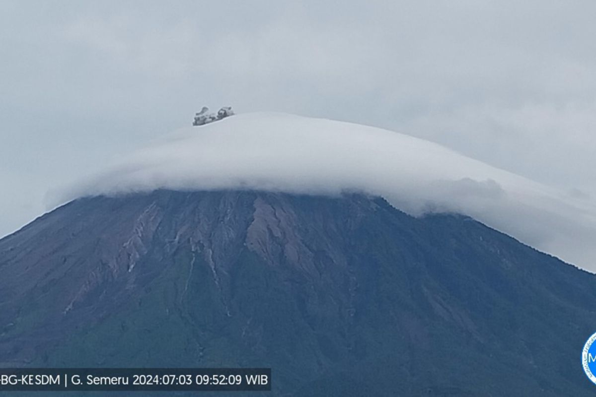 Gunung Semeru kembali erupsi dengan letusan setinggi 700 meter